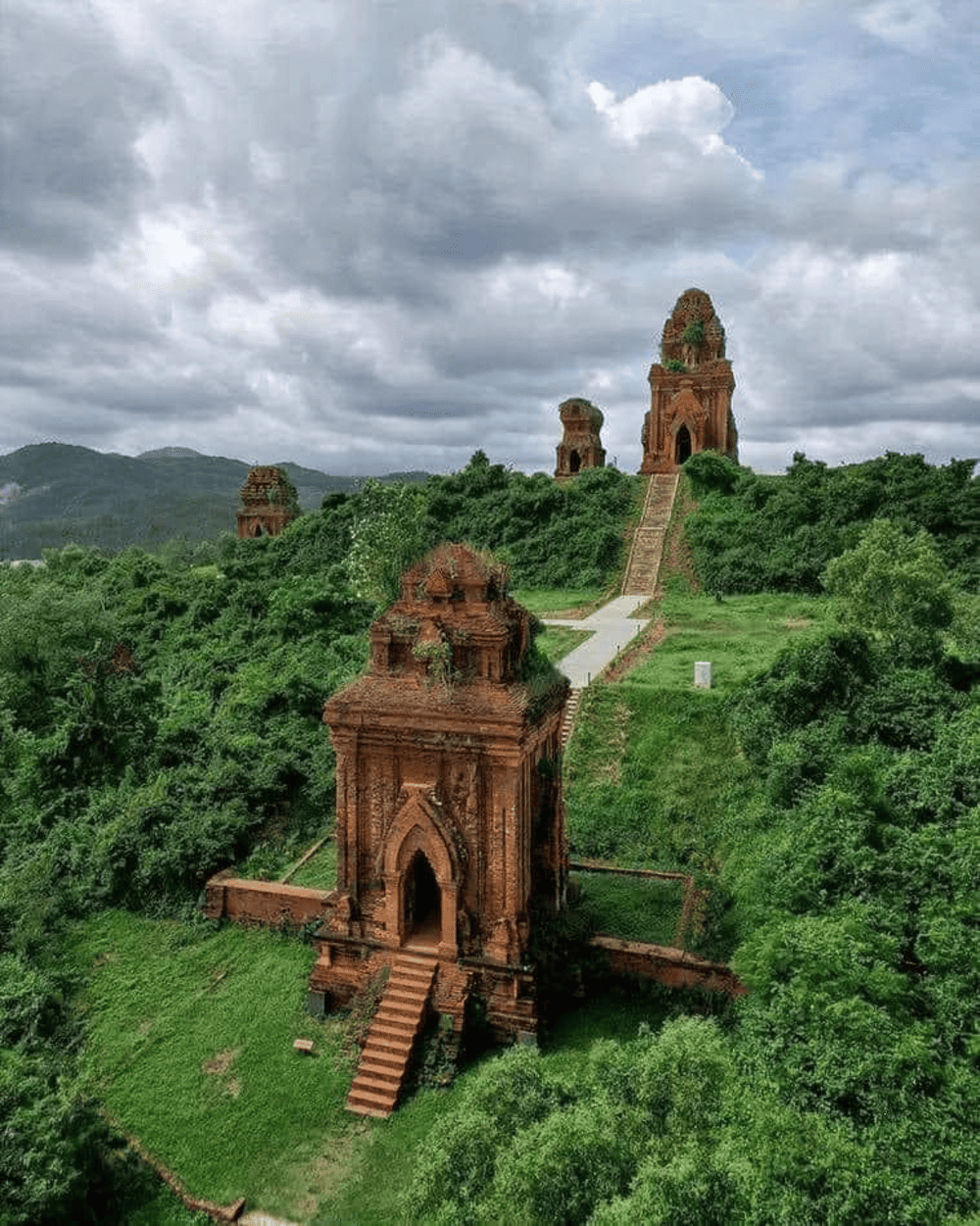 Mỗi khu tháp có kiến trúc riêng nhưng về tổng thể rất hài hòa với khung cảnh xung quanh (Nguồn: Thư viện cổ)